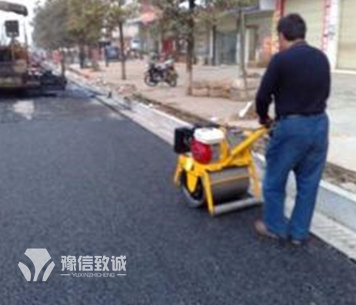 小型振動壓路機保養(yǎng)的重要性江蘇