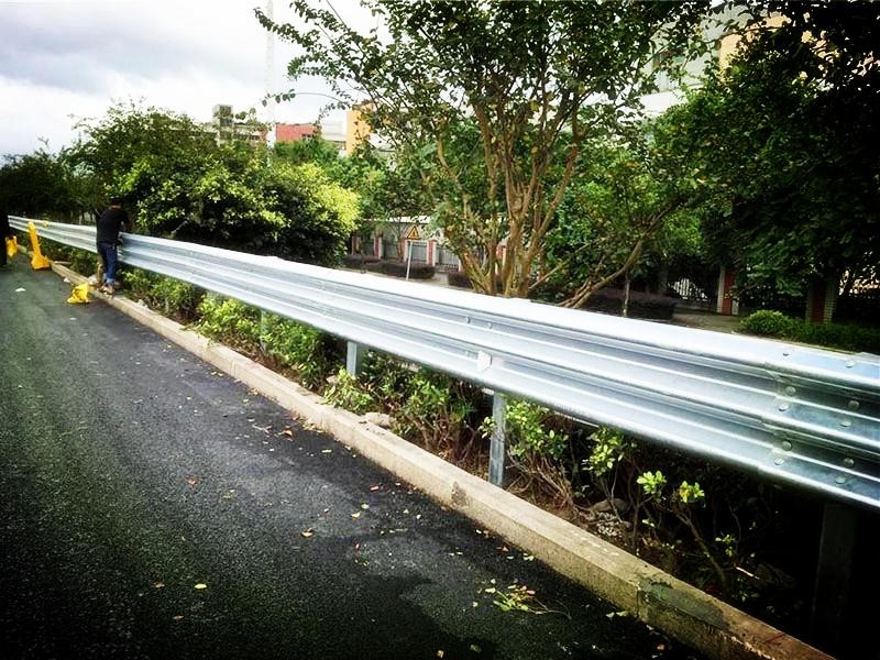 高速公路三波波形護(hù)欄SAm級(jí)國(guó)道省道波形梁護(hù)欄板三波護(hù)欄
