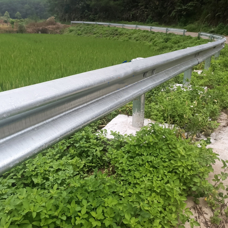 廠家直供橋梁護欄網(wǎng)圍欄鄉(xiāng)村道路防護欄高速波形護欄板圍欄