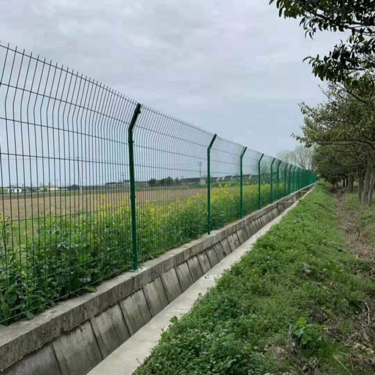 果園山地圍欄網浸塑鐵絲網養(yǎng)殖圍網圈地圍網