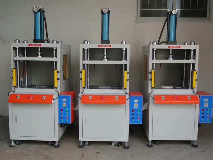 硅膠按鍵矽鋼片成型沖壓機。