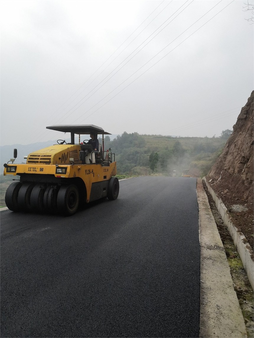 重慶瀝青路面施工項目承包打柏油馬路打草油打炒油公路瀝青施工工程