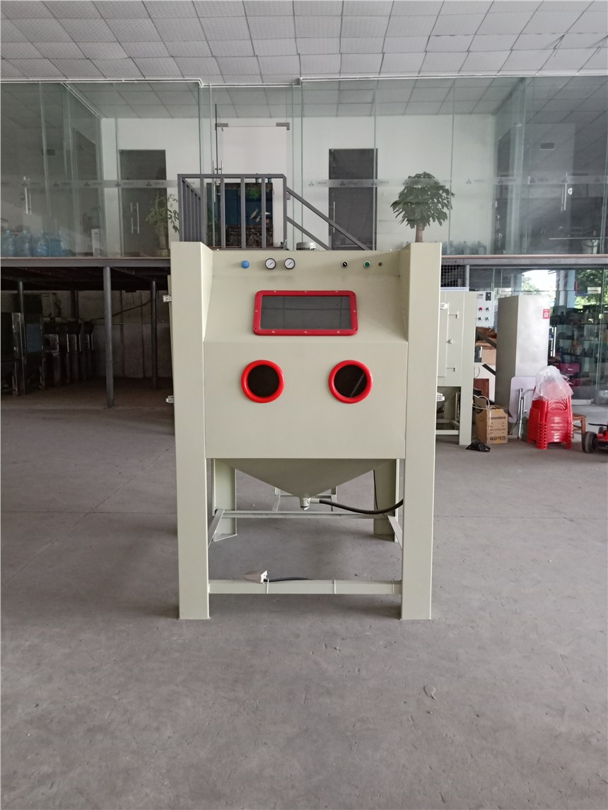 大型箱式噴砂機(jī)手持式噴砂操作 處理雕版表面加工紋路 提亮美化