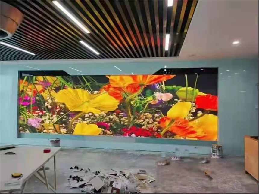酒吧背景墻選用室內(nèi)P3全彩LED屏效果不錯(cuò)，價(jià)格合適