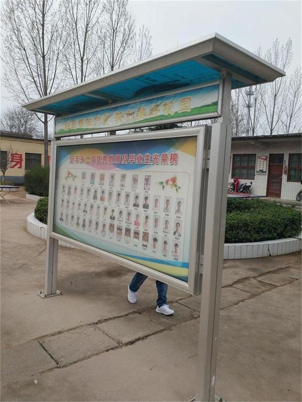 開(kāi)啟報(bào)欄鈞道廠家性價(jià)比最高