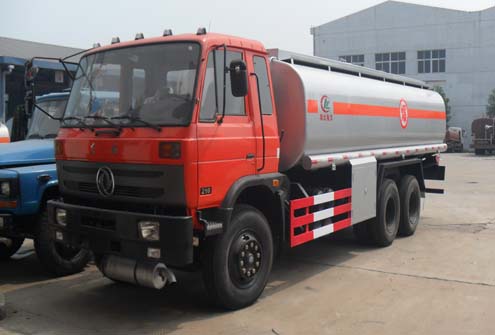 供應(yīng)性?xún)r(jià)比最高的14噸15噸16噸加油車(chē)運(yùn)油車(chē)油罐車(chē)東風(fēng)后雙橋加油車(chē)（圖）
