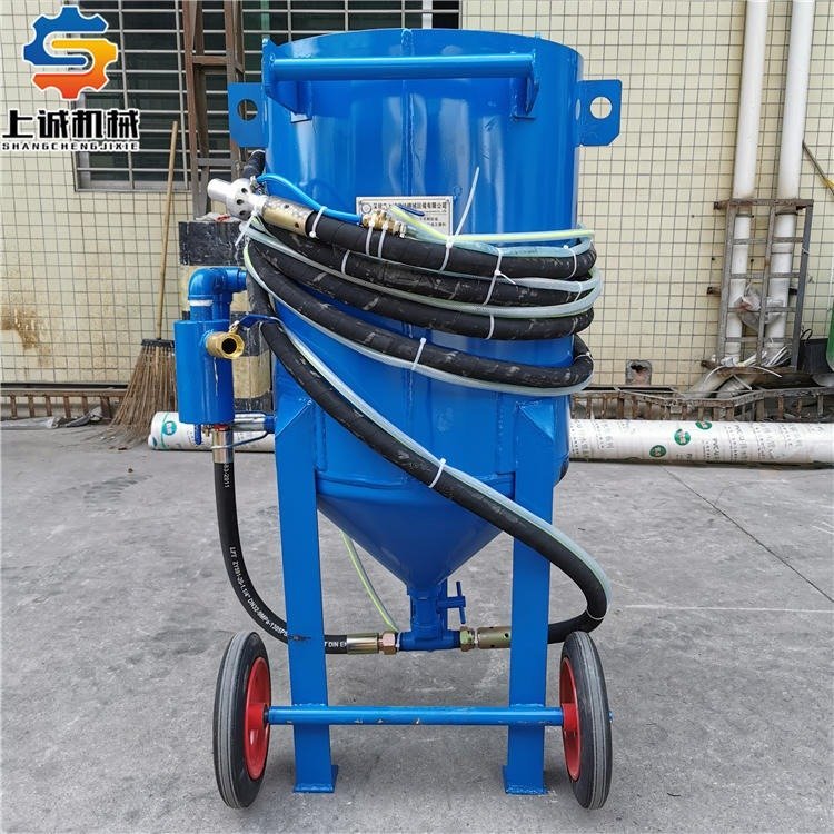 干濕兩用移動開放式噴砂機(jī)上誠環(huán)保手動除銹翻新噴砂機(jī)