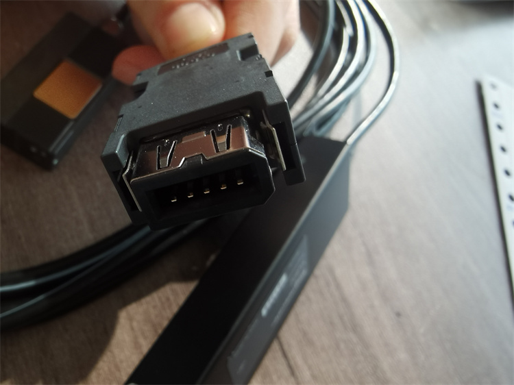 日本magnescale讀數(shù)頭PL101-RP讀頭和柵尺為非接觸式