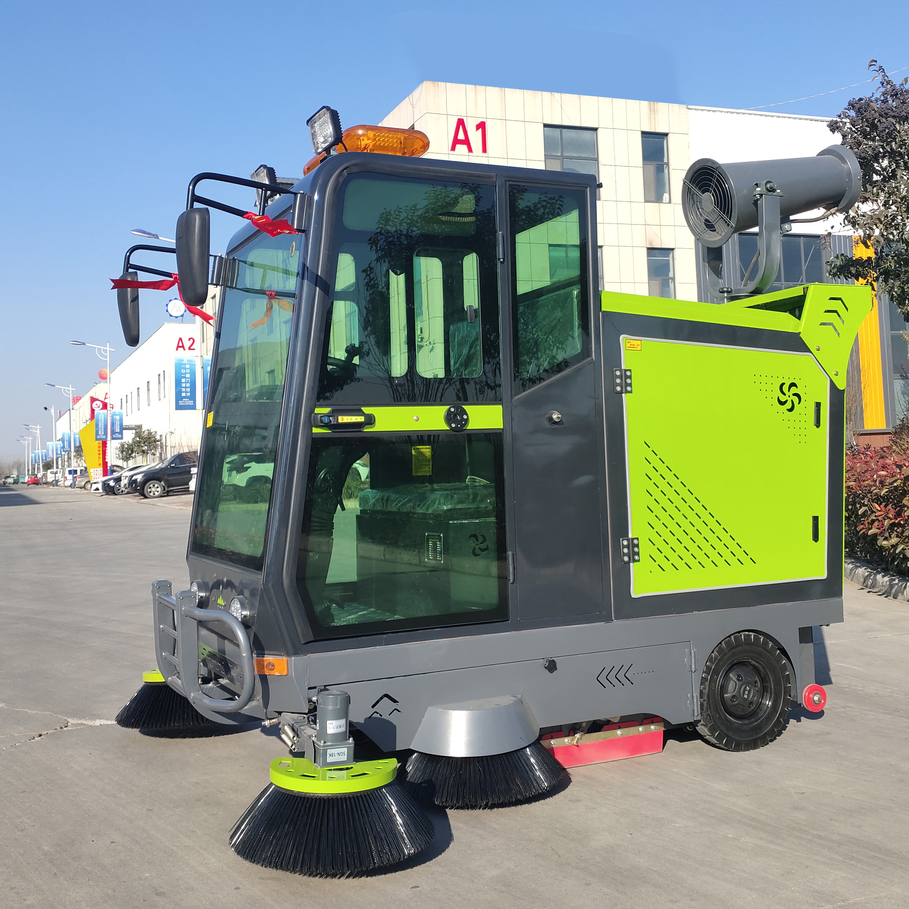 駕駛式電動掃地車工業(yè)掃地機(jī)公路垃圾清掃車三輪吸塵霧炮掃路車