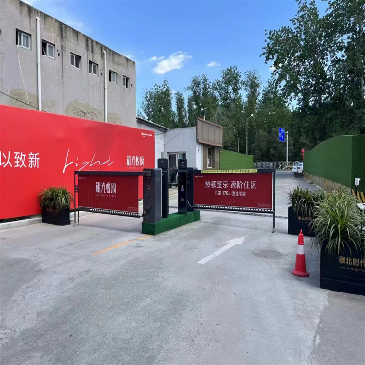 深普德道閘雷達崗亭安裝廣告欄柵車牌識別系統(tǒng)工廠自銷