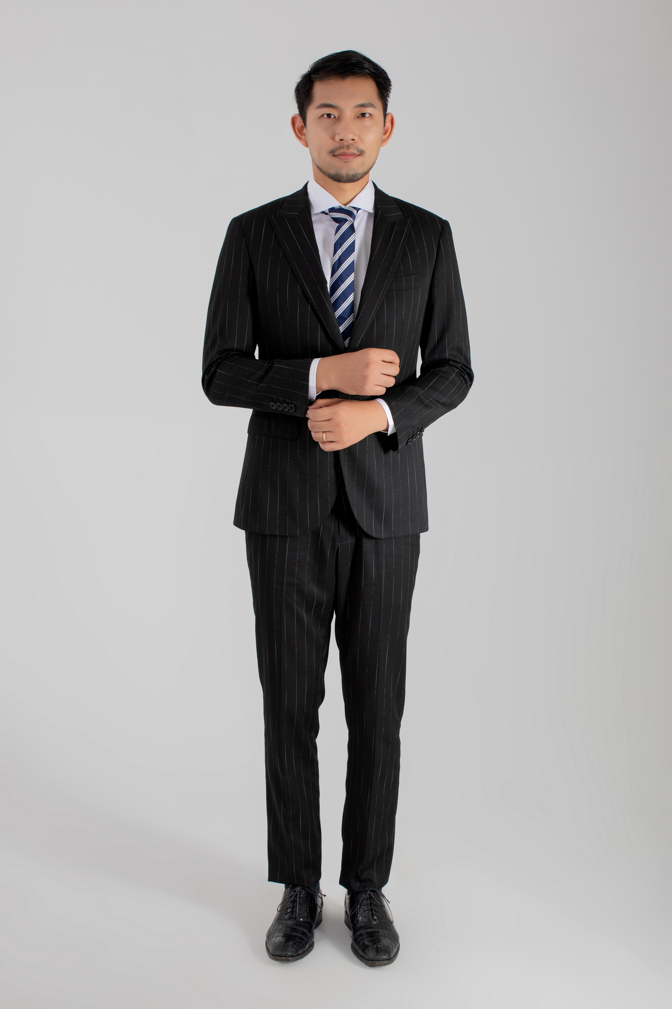 團體西服定制企業(yè)員工工作服定做衡通職業(yè)裝