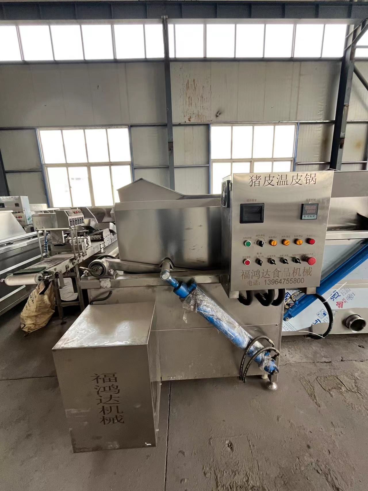 全自動肉皮溫皮機豬皮油炸設(shè)備電加熱溫炸一體機福鴻達機械