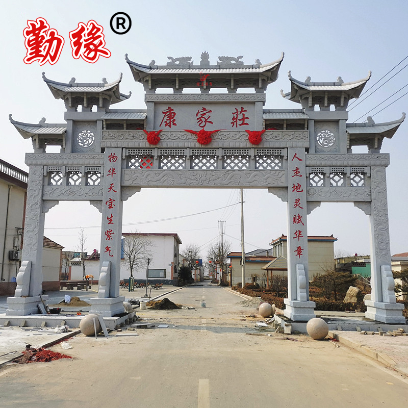 勤緣小區(qū)村口大門歐式石材牌坊黃銹石浮雕壁畫石牌樓