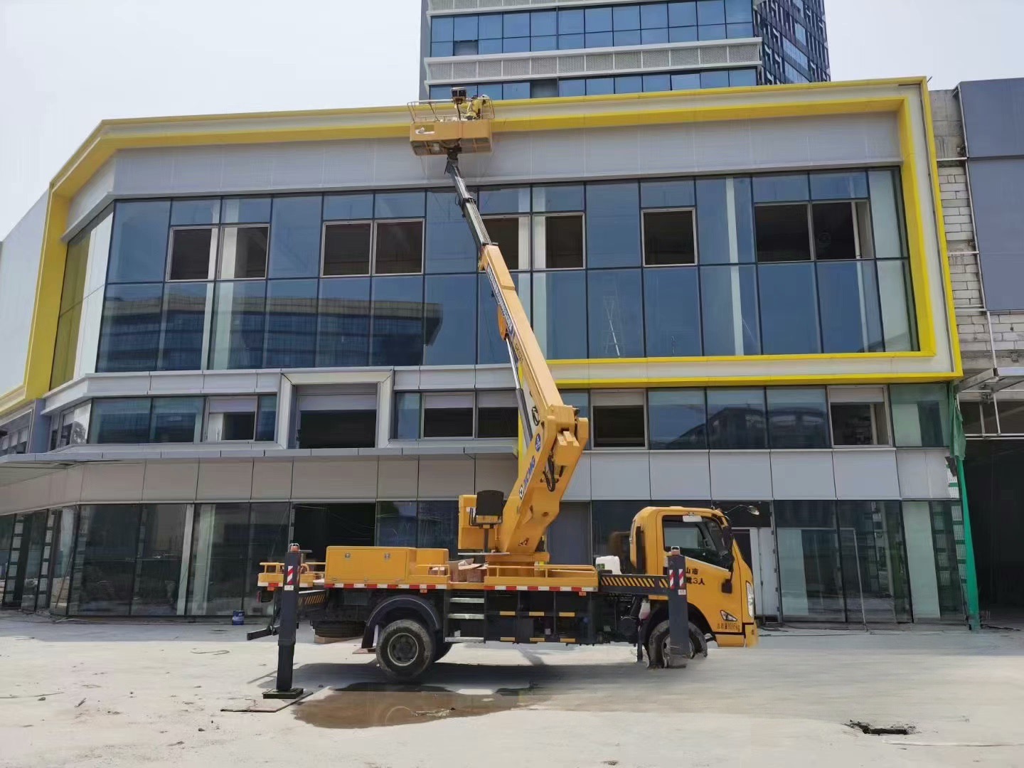 黃埔新村吊籃車(chē)出租公司路燈車(chē)租賃電話21米載人升降機(jī)高空車(chē)租用