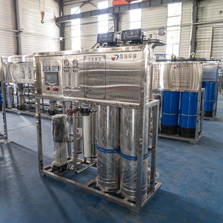 大型汽車玻璃水生產(chǎn)灌裝機(jī)器玻璃水設(shè)備流水線泫采實(shí)地貨源