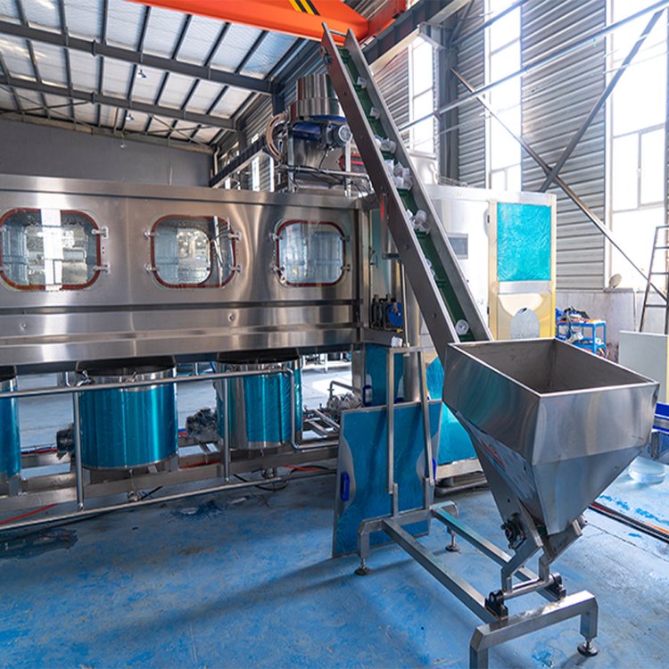 大型高堿水生產(chǎn)線設(shè)備一次性適用多種場景灌裝線