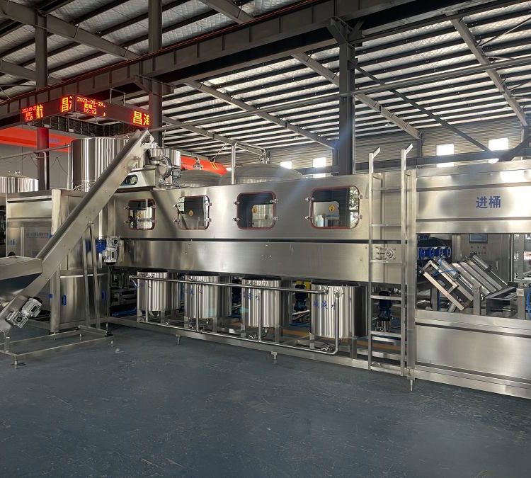 一套小型大桶純凈水灌裝機(jī)礦泉水生產(chǎn)線設(shè)備50-2000桶\/H定制