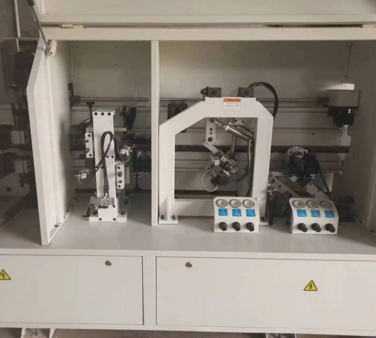 出售板式跟蹤封邊機高光門板加工板式設(shè)備永亮機械