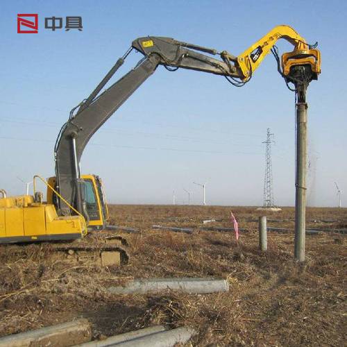 挖機上安裝的液壓錘鋼板樁水泥樁打樁設備工地工程打樁機中具