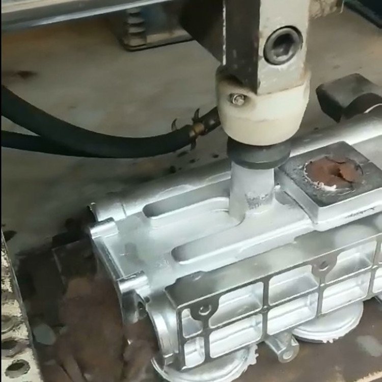 鑄造件用高頻氣錘除芯打擊砂芯快速潰散砂型鑄件