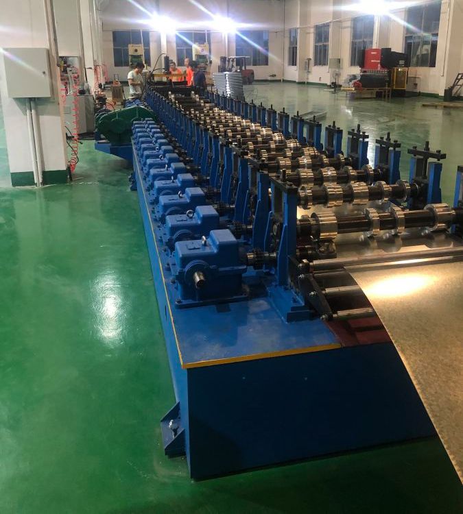 富昌廠家定制聲屏障生產(chǎn)設(shè)備市政圍擋成型機高速公路用屏障板