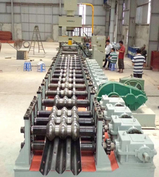 富昌三波護欄板設(shè)備生產(chǎn)線高速公路護欄成型機