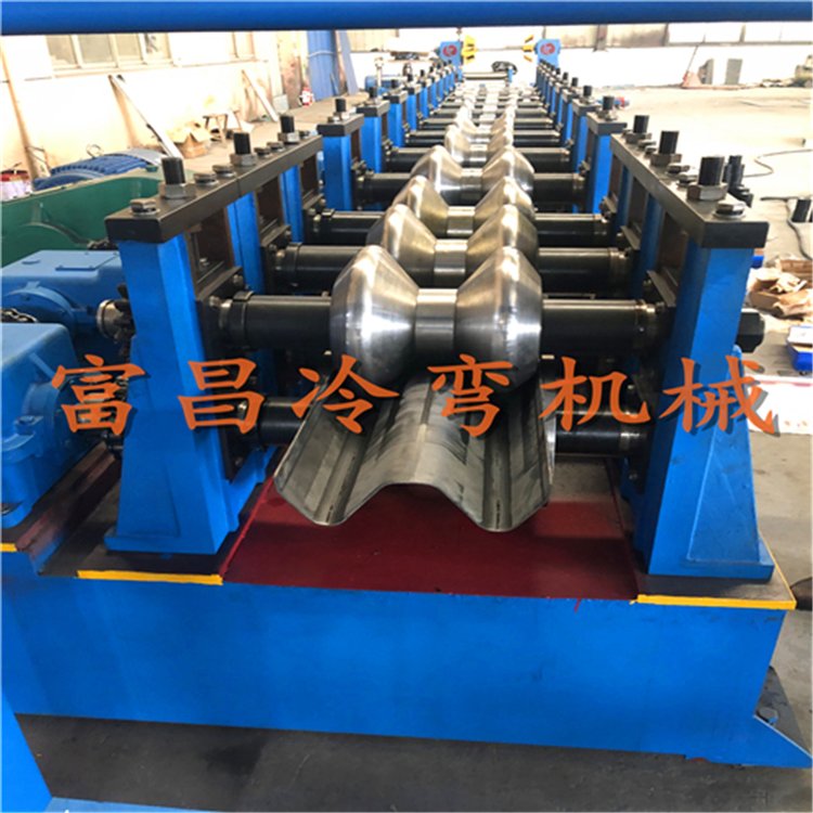 新型兩波高速護(hù)欄設(shè)備全自動(dòng)護(hù)欄板機(jī)波形護(hù)欄板生產(chǎn)設(shè)備