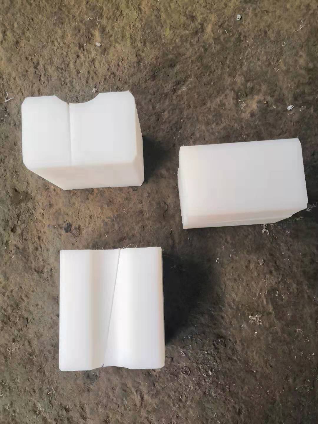 煤礦用天輪塑襯塊聚氨酯膠墊導(dǎo)向輪耐磨襯墊高分子使用壽命長