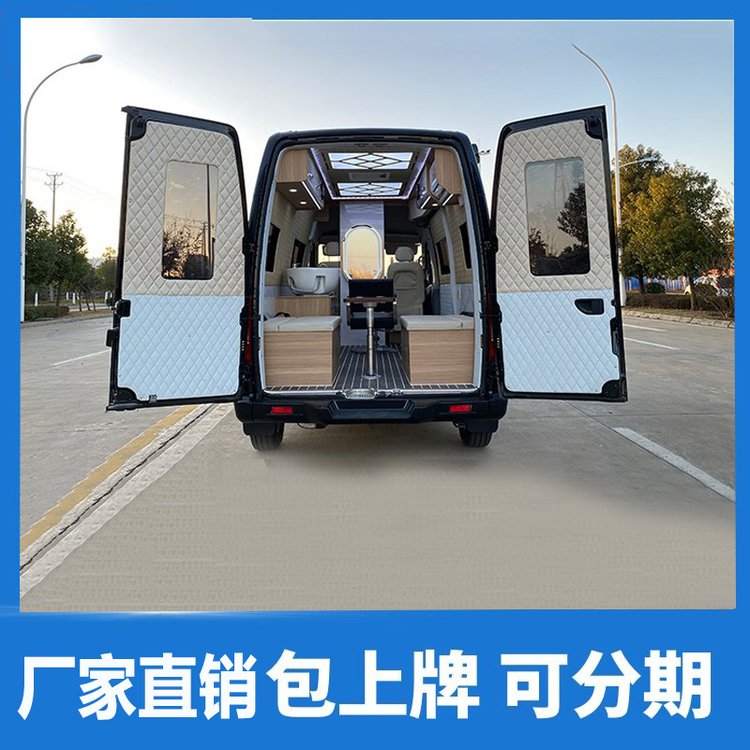 歐亞行B型流動美發(fā)車車身整體黑色為主，搭配彩色拉花，炫酷十足