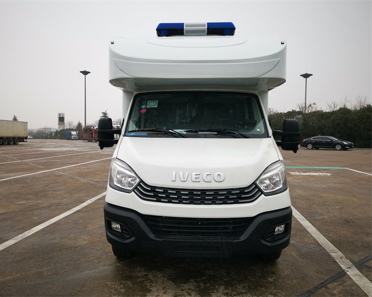 國(guó)六依維柯歐勝消毒車室外噴灑室內(nèi)消殺1000L藥箱可分倉(cāng)控制