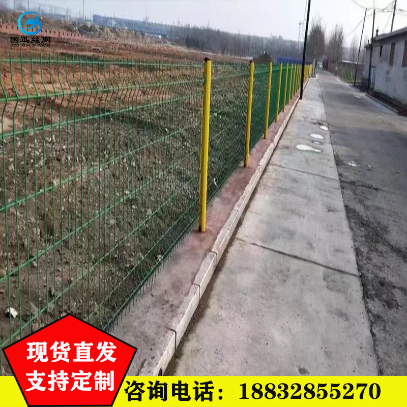 公路邊安全防護(hù)圍欄三角折彎景區(qū)防護(hù)網(wǎng)可定制桃型柱隔離護(hù)欄