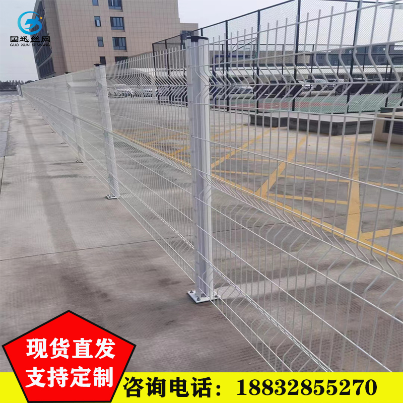 國迅桃型柱折彎圍欄網(wǎng)戶外魚塘圈地鐵絲網(wǎng)隔離網(wǎng)浸塑鋼絲護欄網(wǎng)