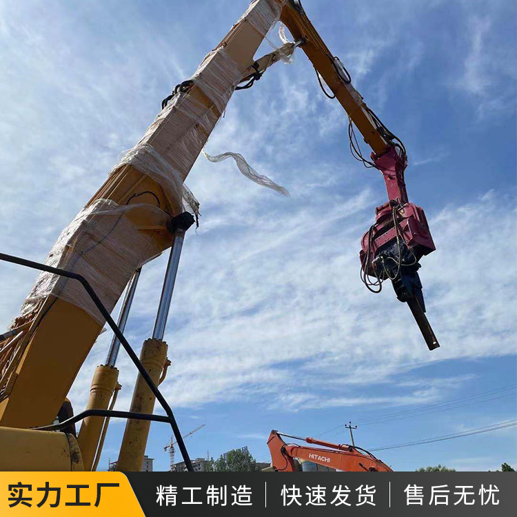 液壓鋼板樁機(jī)型號(hào)挖掘機(jī)打樁錘施工現(xiàn)場(chǎng)工地打樁機(jī)
