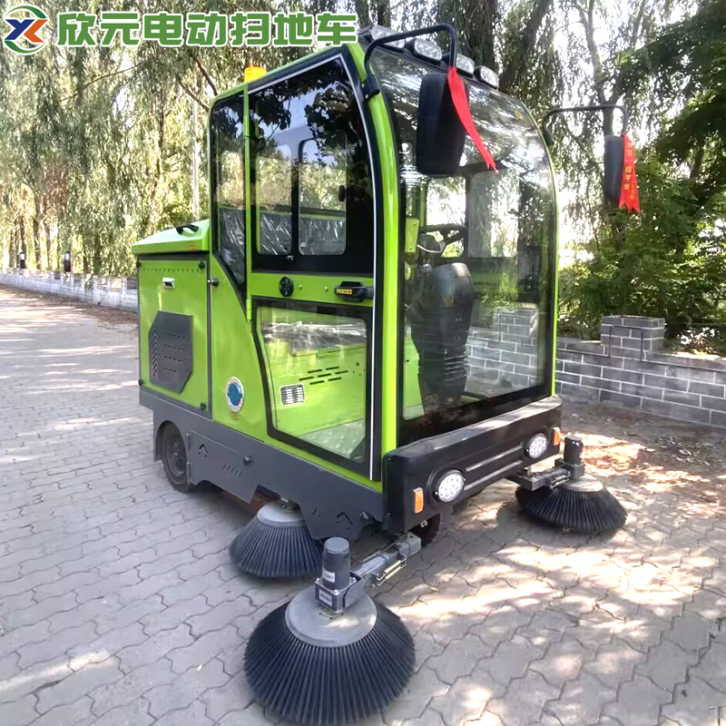 駕駛式電動掃地車小區(qū)學(xué)校工廠清掃車新能源小型掃路車操作簡單