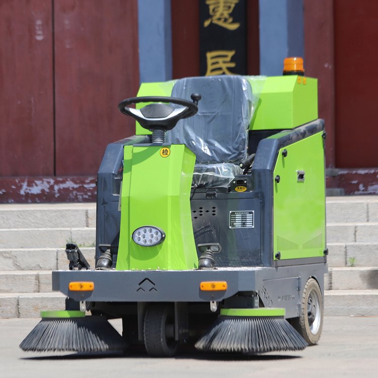 小區(qū)路面清掃車駕駛式電動掃地車環(huán)衛(wèi)小型吸塵車