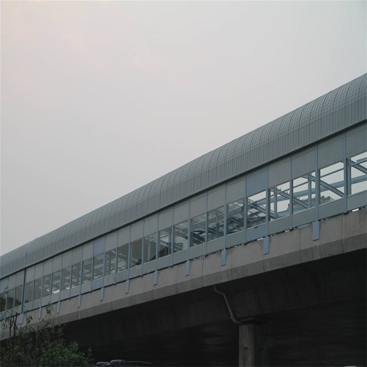 高速公路聲屏障鐵路高架橋梁微孔隔音屏小區(qū)隔音墻工地隔音圍擋貴州世騰交通