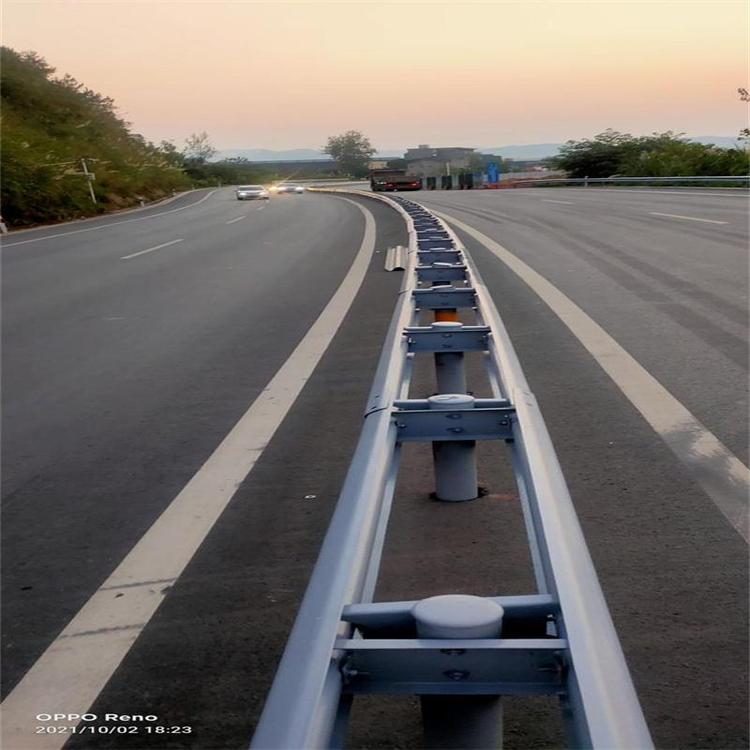 三波護欄高速公路防撞護欄Gr-B-4E板鄉(xiāng)村道路波形梁鋼護欄板立柱貴州世騰交通
