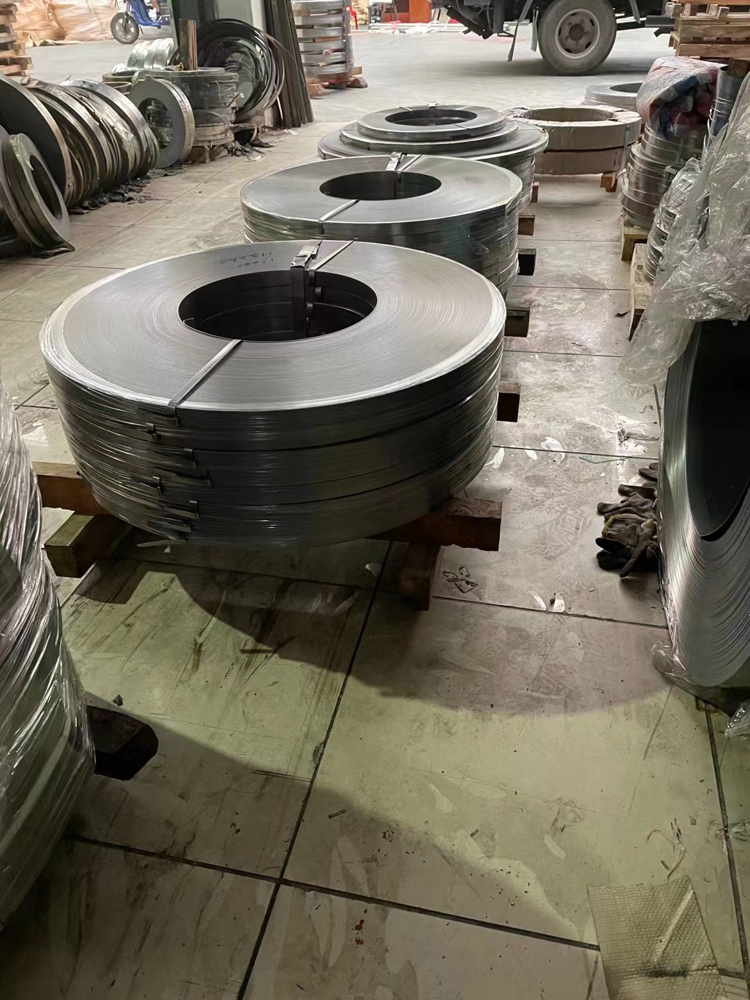 進(jìn)口65mn汽車用鋼板高強(qiáng)度65錳鋼帶沖壓折彎拉伸軟料全硬發(fā)藍(lán)硬帶
