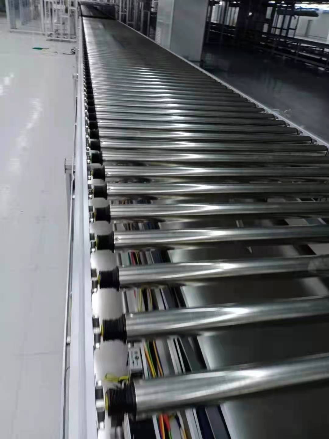托盤組裝線全自動(dòng)化工裝流水輸送機(jī)動(dòng)力滾筒生產(chǎn)線定制