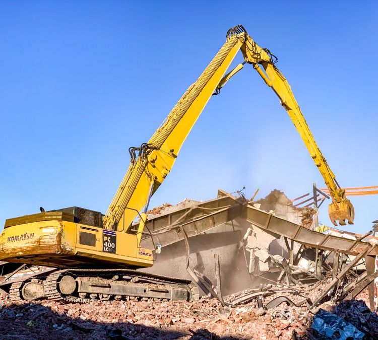 CAT330挖掘機(jī)拆樓臂改裝18米三段式加長臂拆遷拆危房效率高有保障