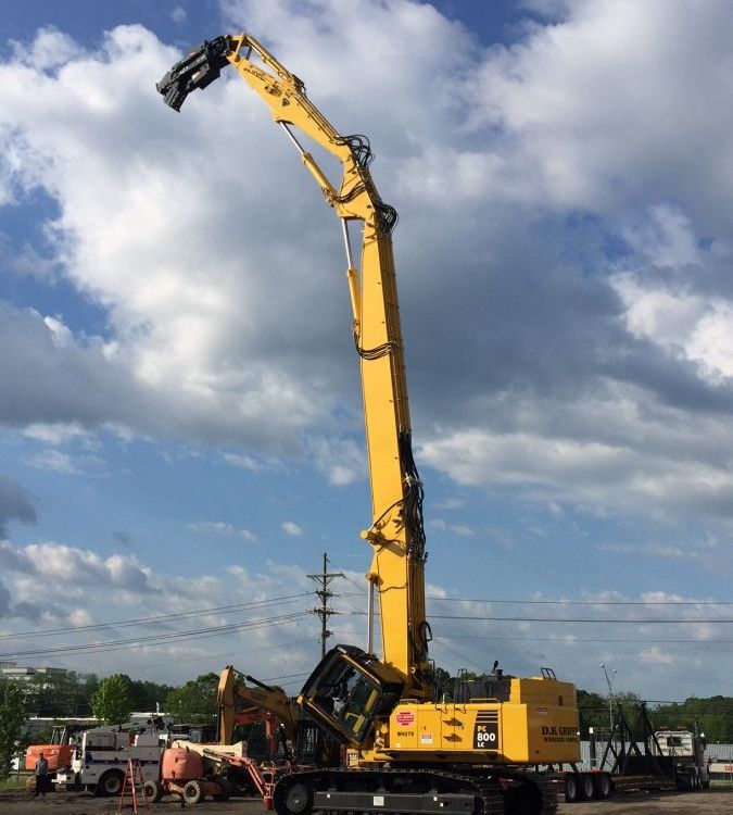 CAT320挖掘機(jī)拆樓臂改裝搭配破碎錘拆樓效率杠杠的又安全