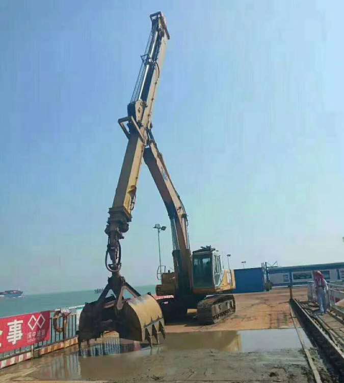 伸縮臂挖掘機(jī)兩節(jié)三節(jié)加長(zhǎng)臂專業(yè)改裝地鐵建設(shè)出渣裝卸高效便利