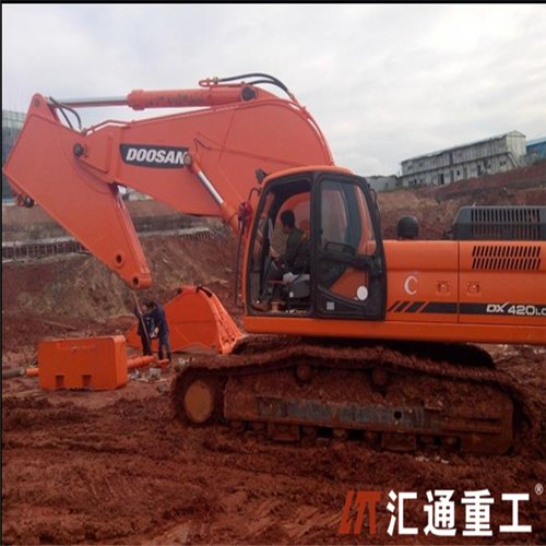 EX300挖掘機改裝巖石臂有效破碎硬土硬石助力偏遠山區(qū)教育建設