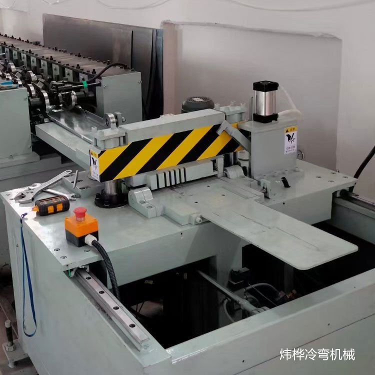 護欄立柱生產(chǎn)線鈑金冷彎成型設備