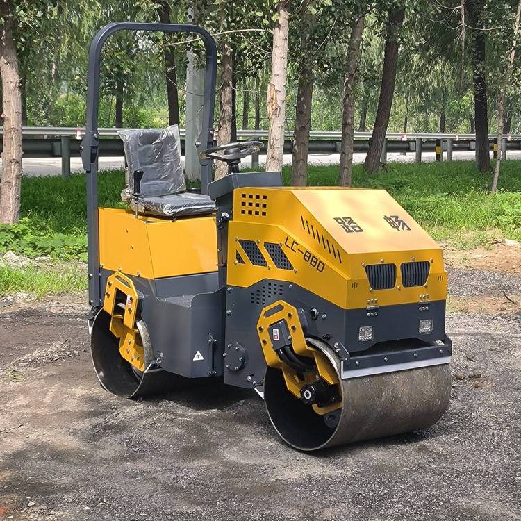 880型雙鋼輪震動壓路機滾筒駕駛型小型壓路車