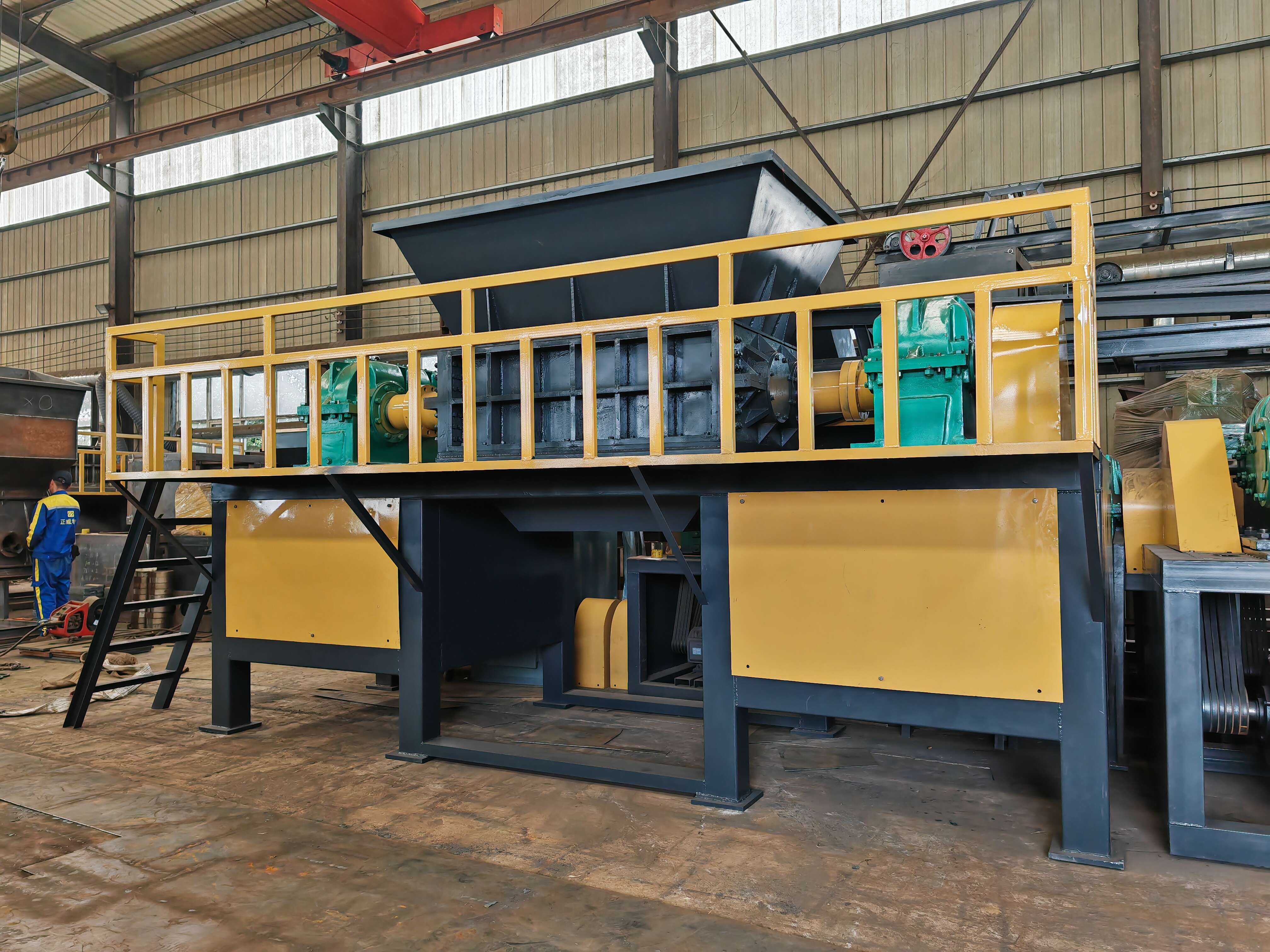 城市生活垃圾破碎機(jī)電線電纜工業(yè)托盤(pán)布條皮革巖棉撕碎機(jī)鑫悅