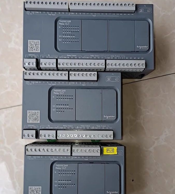 施耐德AC24V12輸入8繼電器PLC輸出模塊帶時(shí)鐘不帶面板SR2E201B