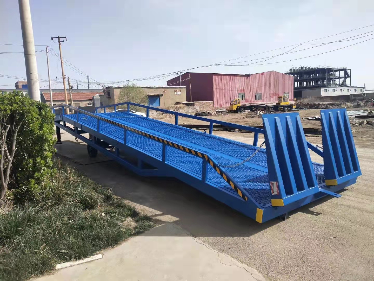 浩龍機(jī)械移動(dòng)登車(chē)橋叉車(chē)裝貨平臺(tái)集裝箱卸貨平臺(tái)裝車(chē)橋卸貨坡道