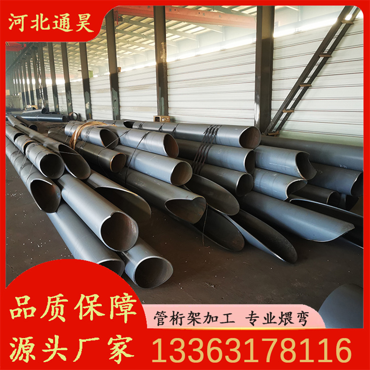 體育館鋼桁架焊接加工生產(chǎn)彎管、相貫線切割下料、彎弧按圖紙放樣