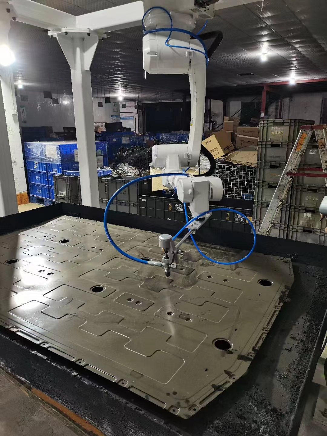 新能源汽車鋰電池外殼護(hù)板鈑金全自動(dòng)噴膠機(jī)器人